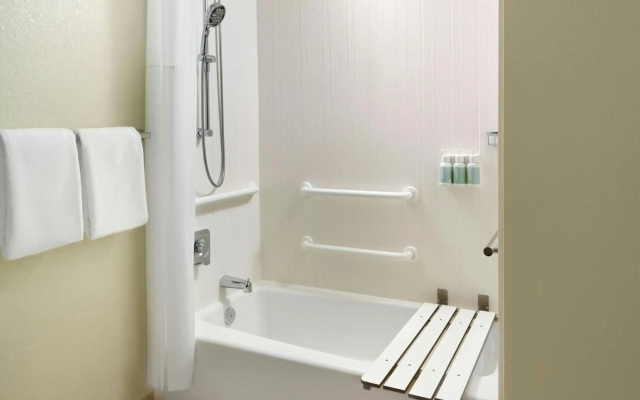 Courtyard By Marriott Hartford/Windsor Airport