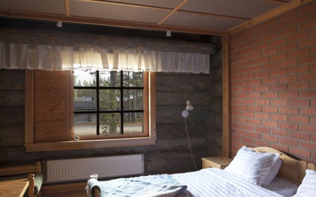 Saarikejo Log Chalet
