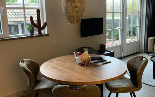 Dijkhofje, dichtbij strand, zee en meer.