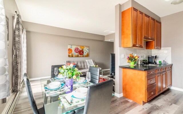 Cozy 1 King BR Apt With Netflix - Prime Location