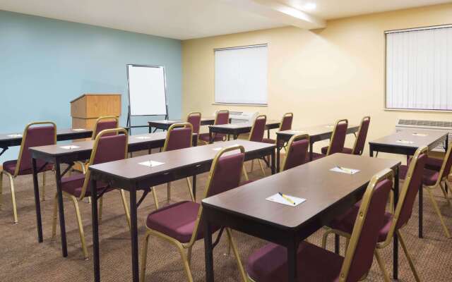 Super 8 by Wyndham Morgantown