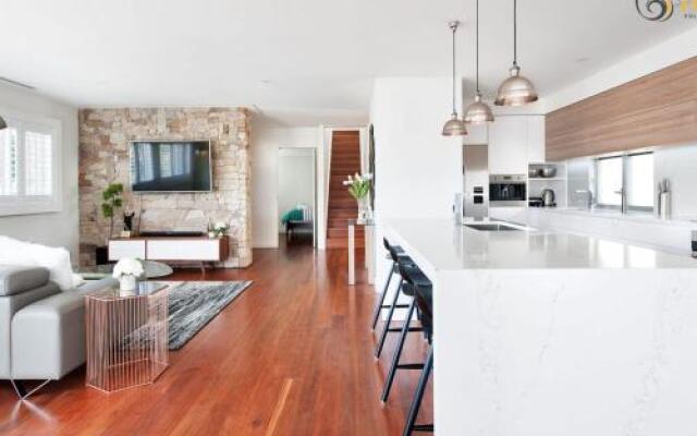 Luxury in Corlette - 4 Drungall Ave