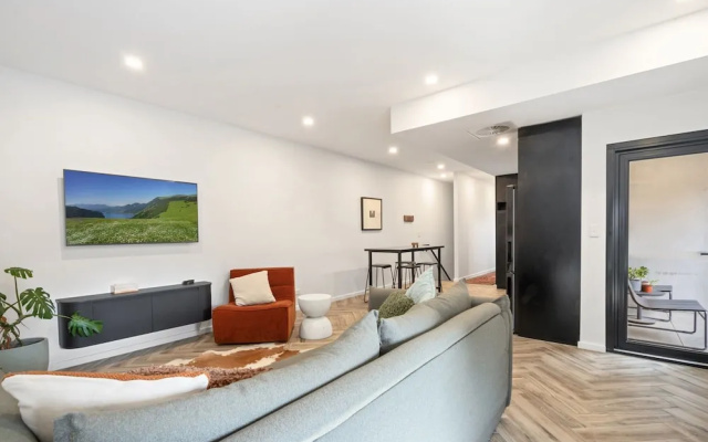 Bright Kingston Stay With Balcony Access – Guest Rooms – Kingston