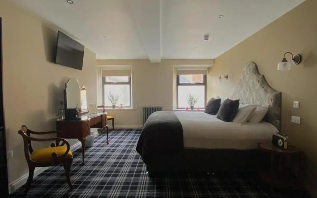 The Lounge Hotel and Bar
