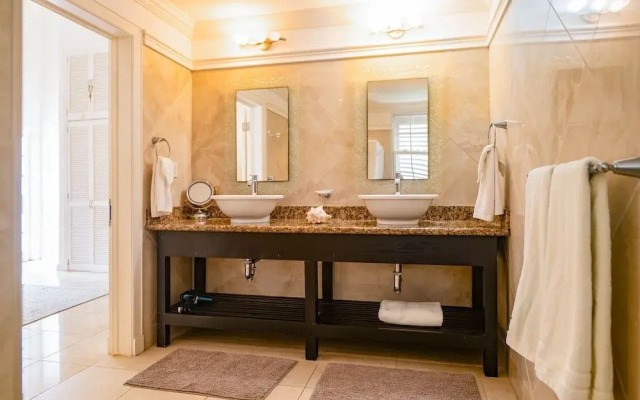 Large Townhouse with Plunge Pool, 3 mins from Beach - Turtle View 2 by BSL Rentals