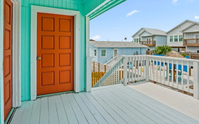 Tranquil Turquoise: Pet Friendly