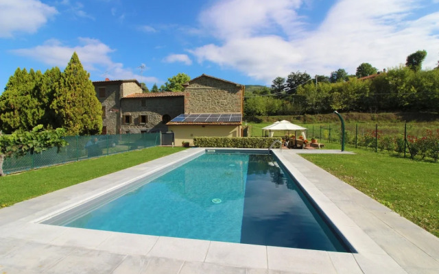 Stunning Private Villa for 4 Guests With Wifi, Private Pool, TV, Veranda, Pets Allowed and Parking