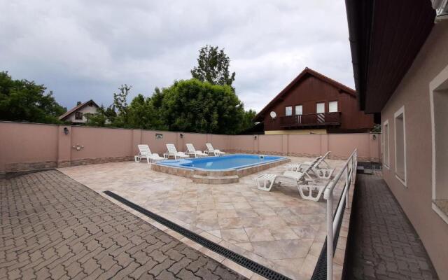 11 féröhelyes apartman