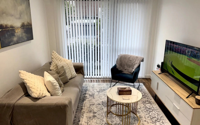 Stylish 2-bed Apt-private Parking-10mins to Centre
