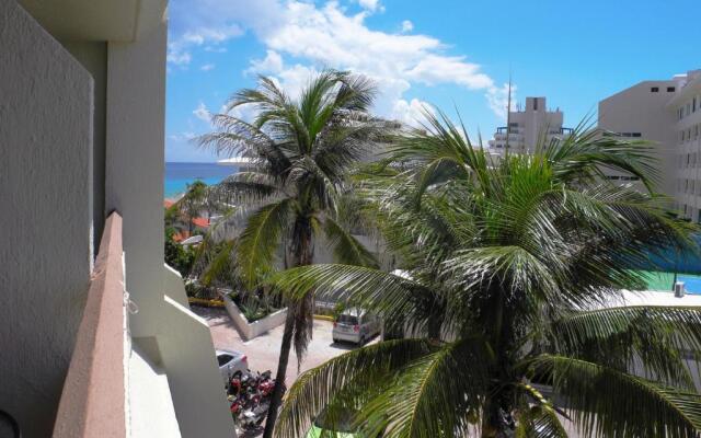 Luxury beachfront villa at Nizuc