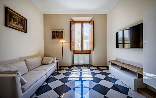 YiD elegant near tramvia