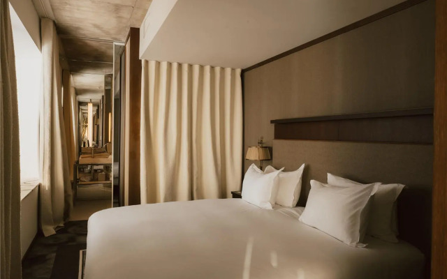 Maison Heler Metz, Curio Collection By Hilton