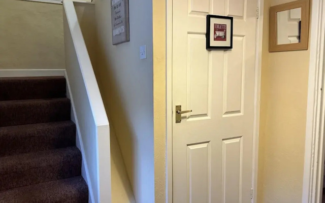 Llanidloes - Sleeps 7 - Parking - Pet Friendly