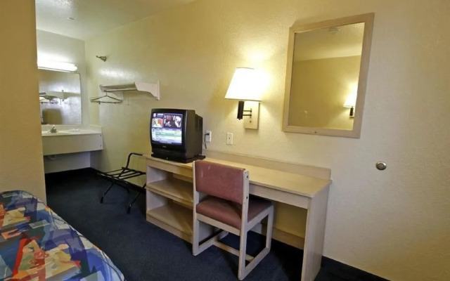 Motel 6 Tampa Downtown