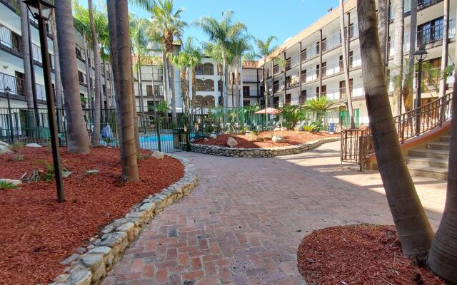 Buena Park Grand Hotel & Suites
