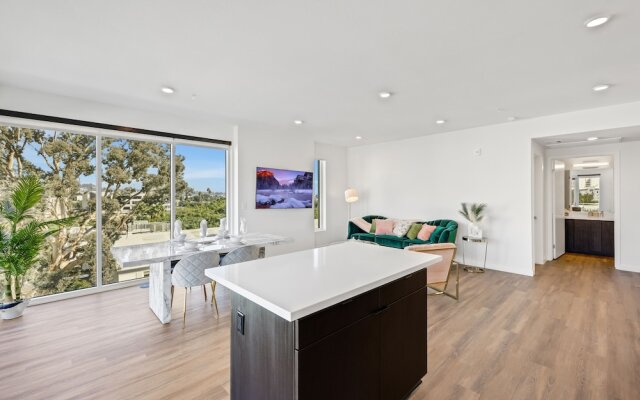 Luxury Apartment in Hollywood