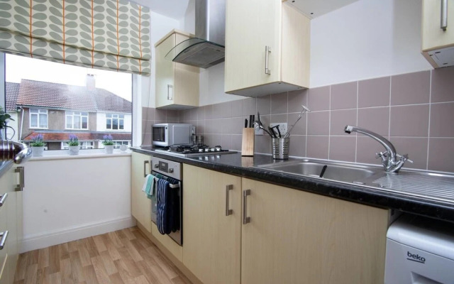Quiet Residential Apt N/gloucester Road Sleeps 4