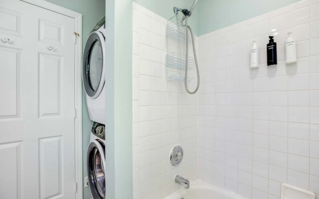 Linger Longer by Avantstay Key West Walkable Gated Community, Shared Pool Week Long Stays Only