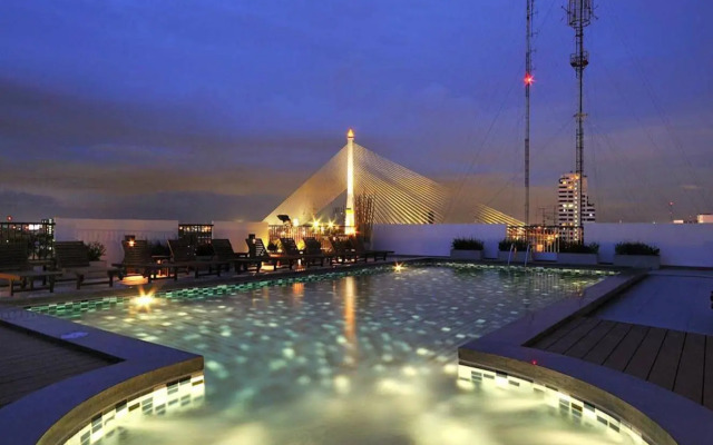 The StandardX Bangkok Phra Arthit