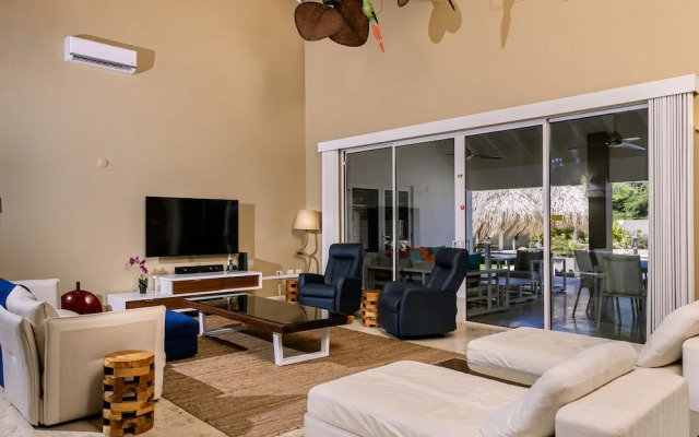 Gorgeous Mansion, Private Pool, Outdoor Kitchen!