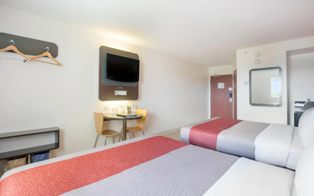 Motel 6 Kingston, ON