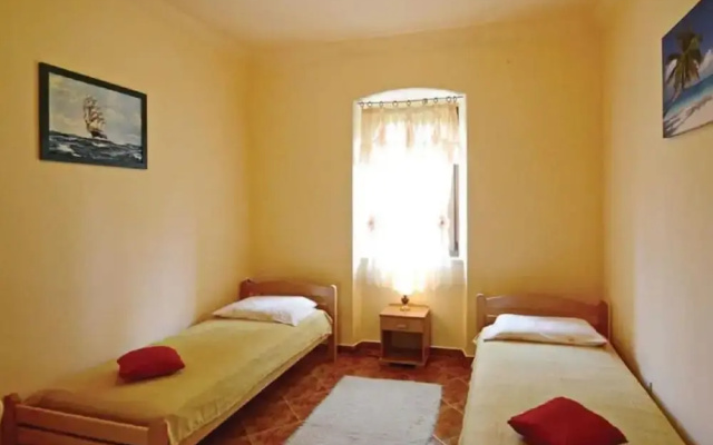 Large Holiday Home With Swimming Pool