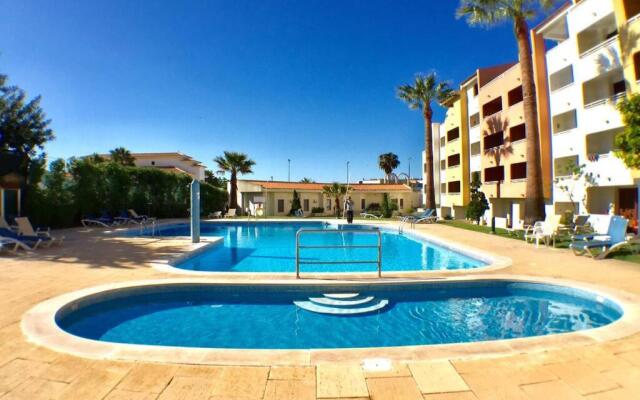 Bellavista Avenida Pool and city center