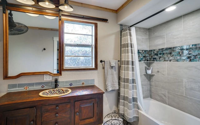 Pet-friendly Granbury Home w/ Yard, Near Downtown!