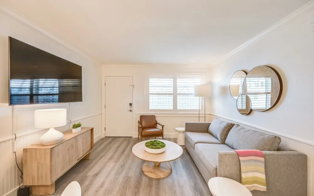 Updated Dtwn Naples Condo: Across From Beach!