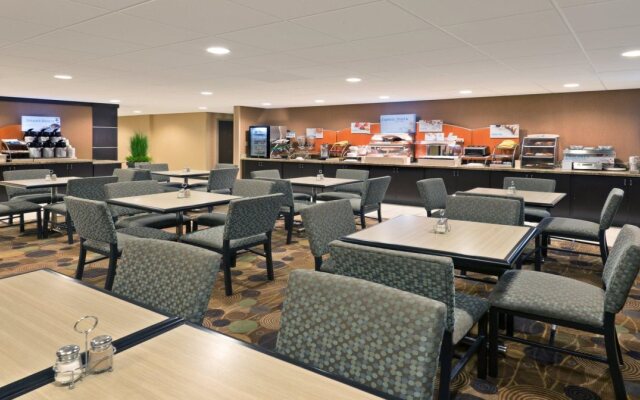 Holiday Inn Express Hotel & Suites Colby