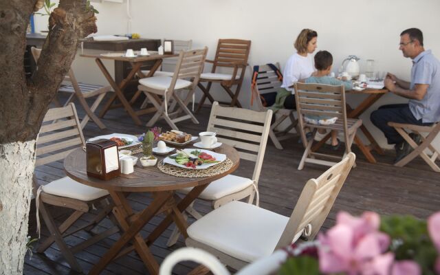 Iola Hotel