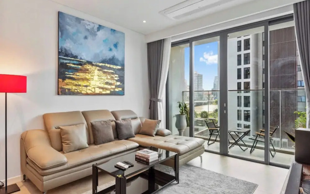 The Crest Residence Luxury by Metropole