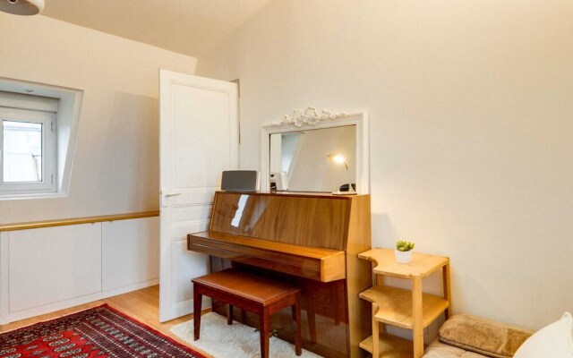 Book-lovers Abode in the 4th Arrondissement