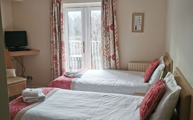 Llanwenarth Hotel & Riverside Restaurant