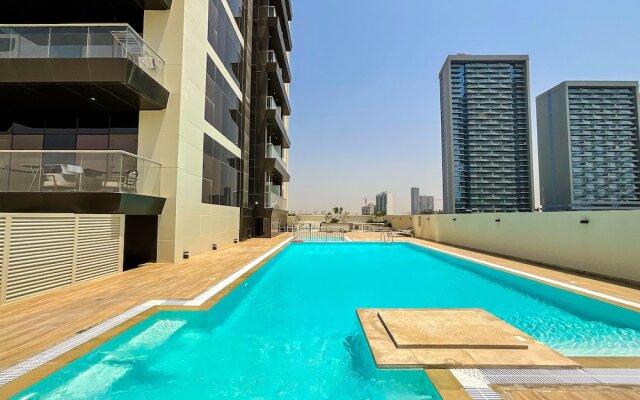 WelHome - Evergreen Apartment Amidst Vibrant JVC With Pool