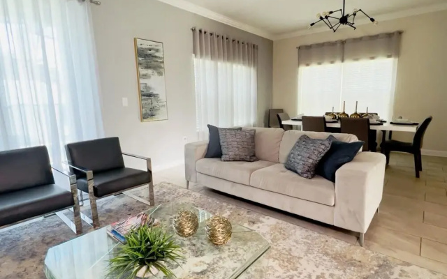 Charming two themed bedrooms townhome near Disney