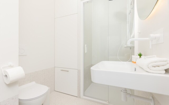 Bright Two Bedroom Apartment by Renters
