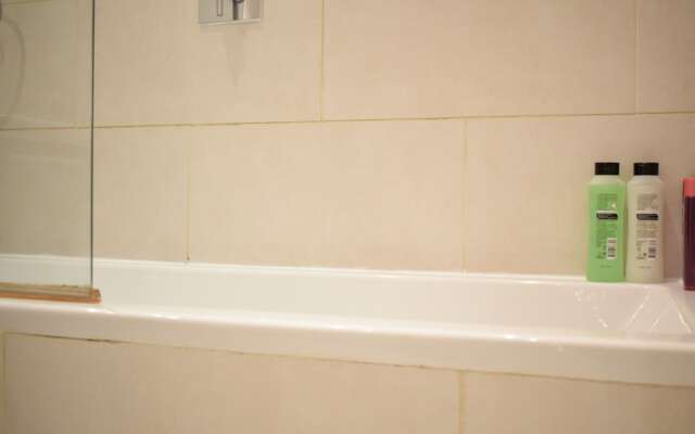 2 Bedroom Apartment With Balcony in Earls Court