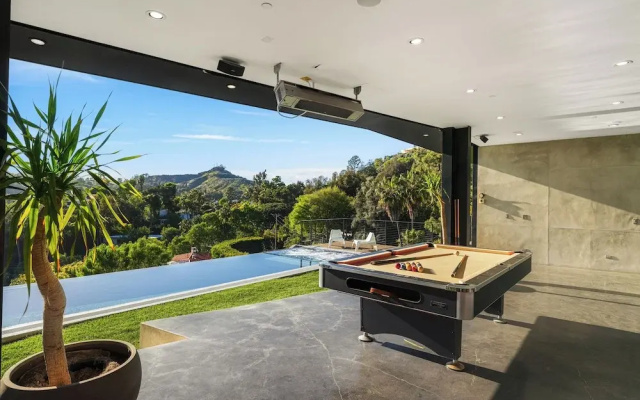 Glass Mansion - Chic Glass Villa in LA Hills With Views, Style & Serenity