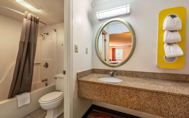 Motel 6 Gatlinburg, TN - Smoky Mountains