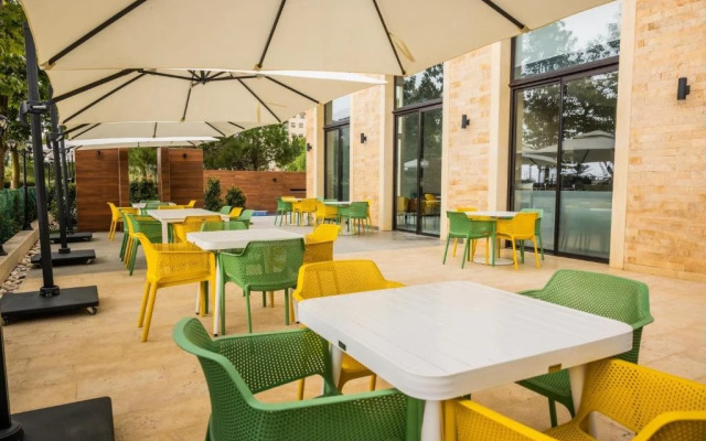 Le Grove Hotel