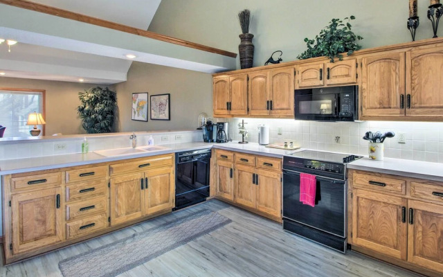 Pet-friendly Kansas City Stay w/ Deck!