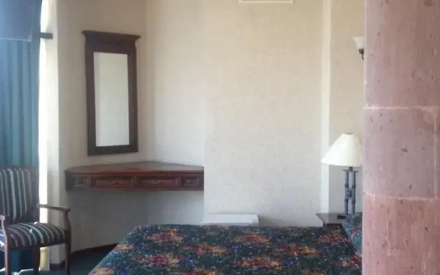 Hotel Estancia Real