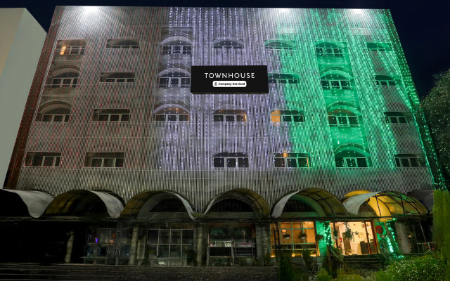 Super Townhouse Prayagraj Near Railway Station Formerly Santosh Palace