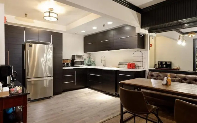 Independence Square 308 Top Floor Hotel Room with Ideal Downtown Location