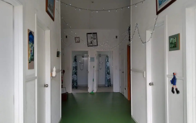 Purple Hen Bunk House - Hostel