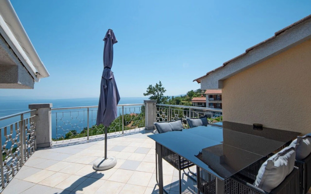 Laurus Tuli Evica in Tuli Evica