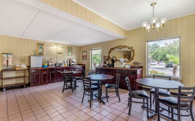 Econo Lodge Inn & Suites