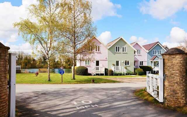 Stylish family-friendly lakeside retreat in the Cotswold Water Park