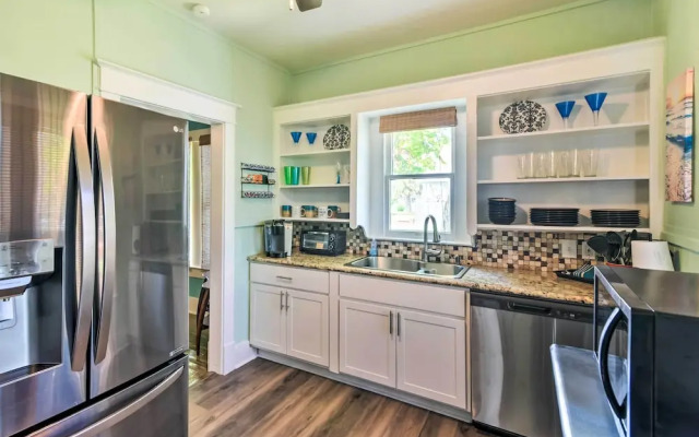 2 Mi to Beach & Seawall: Quaint Home in Galveston!
